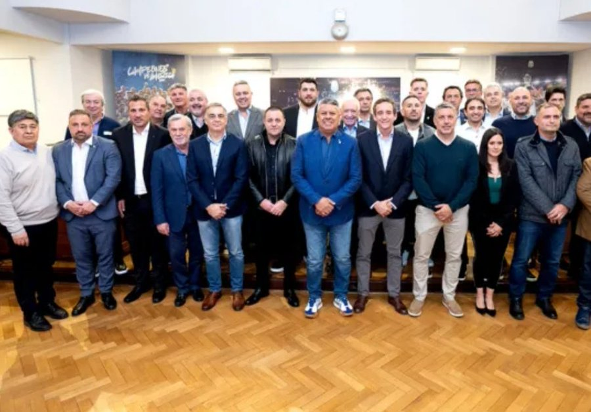 Con Claudio Tapia a la cabeza, todos los encargados de las decisiones que se comunicarán el próximo 17 de octubre. Con Claudio Tapia a la cabeza, todos los encargados de las decisiones que se comunicarán el próximo 17 de octubre.