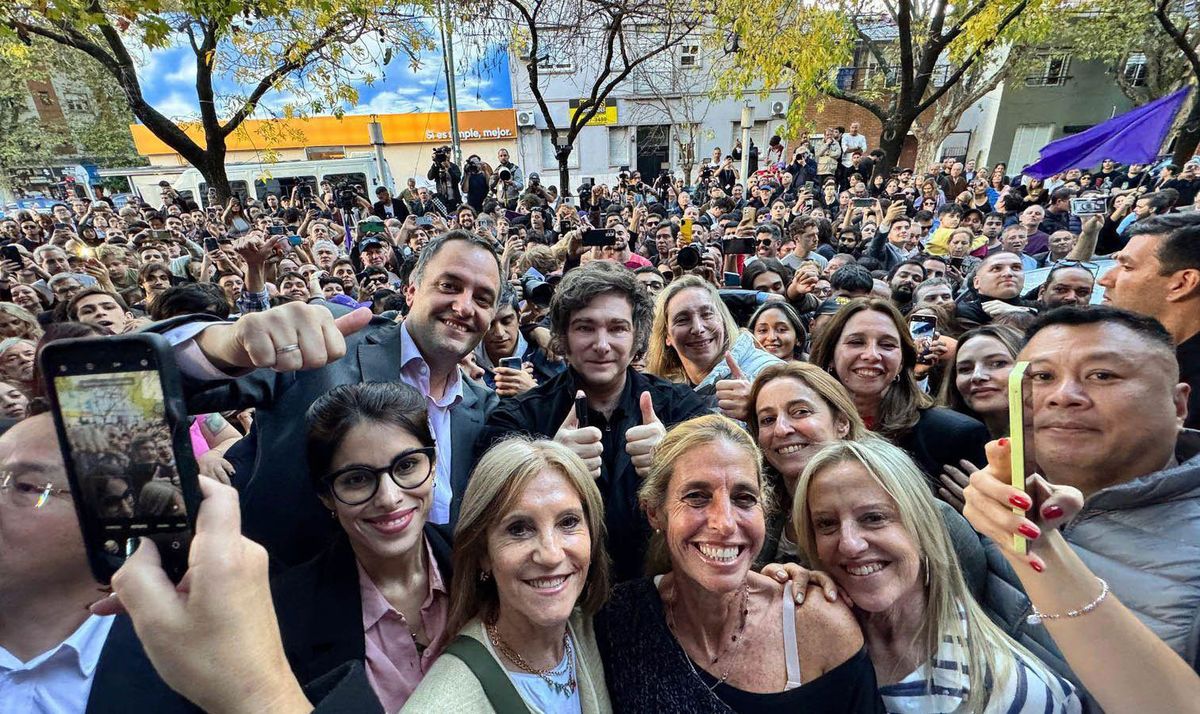 Milei junto a Adorni en un acto de campa&ntilde;a en el barrio de Belgrano.&nbsp;