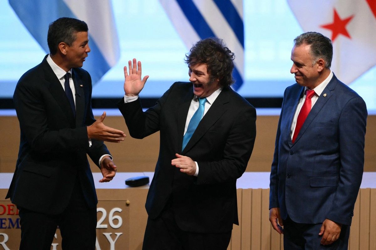 El presidente de Paraguay, Santiago Peña (izq.), saluda al presidente de Argentina, Javier Milei (centro), mientras el presidente de Uruguay, Yamandu Orsi, observa al final de la ceremonia de firma del acuerdo comercial entre la Unión Europea y el Mercosur, en el Gran Teatro José Asunción Flores del Banco Central de Paraguay en Asunción el 17/01/2026. El presidente de Paraguay, Santiago Peña (izq.), saluda al presidente de Argentina, Javier Milei (centro), mientras el presidente de Uruguay, Yamandu Orsi, observa al final de la ceremonia de firma del acuerdo comercial entre la Unión Europea y el Mercosur, en el Gran Teatro José Asunción Flores del Banco Central de Paraguay en Asunción el 17/01/2026.