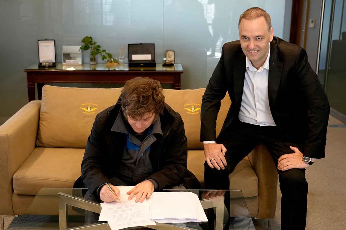 javier Milei, firmando de apuro el proyecto de Reforma Laboral apenas llegó a Buenos Aires desde Oslo, para que sea enviado al Senado. javier Milei, firmando de apuro el proyecto de Reforma Laboral apenas llegó a Buenos Aires desde Oslo, para que sea enviado al Senado.