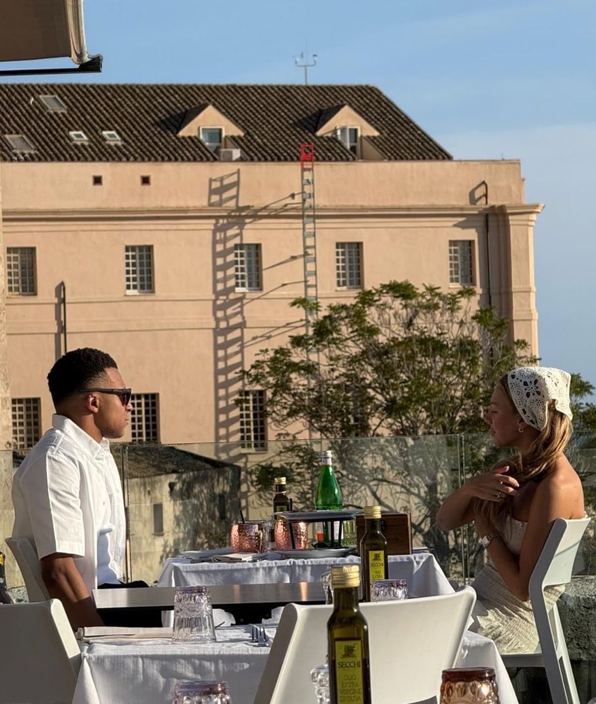 Kylian Mbappé y Ester Expósito durante su viaje a Italia. Las imagenes generaron ruido en el madridismo por el momento elegido, con el Real Madrid en plena definición de LaLiga y el francés aún de baja por lesión. Kylian Mbappé y Ester Expósito durante su viaje a Italia. Las imagenes generaron ruido en el madridismo por el momento elegido, con el Real Madrid en plena definición de LaLiga y el francés aún de baja por lesión.