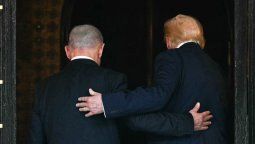 El presidente de USA, Donald Trump (der.), y el primer ministro israelí, Benjamin Netanyahu (izq.), caminan hacia el interior de la residencia de Trump en Mar-a-Lago, Palm Beach, Florida, el 29/12/2025.&nbsp;
