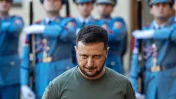 Volodymyr Zelensky pasa por delante de la guardia de honor de Praga en su visita a ese país.&nbsp;