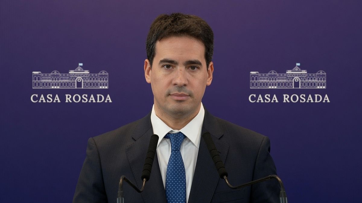 Adrián Ravier, el nuevo vocero, metió la pata o aclaró el panorama. Dijo que no alcanza el superávit para bajar los impuestos y la polémica explotó como bomba. Foto: Vocería