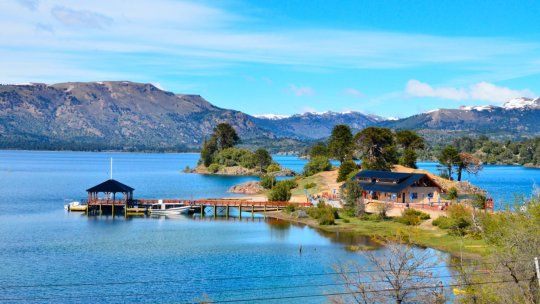 El destino frente a un lago que enamora a todos en Argentina