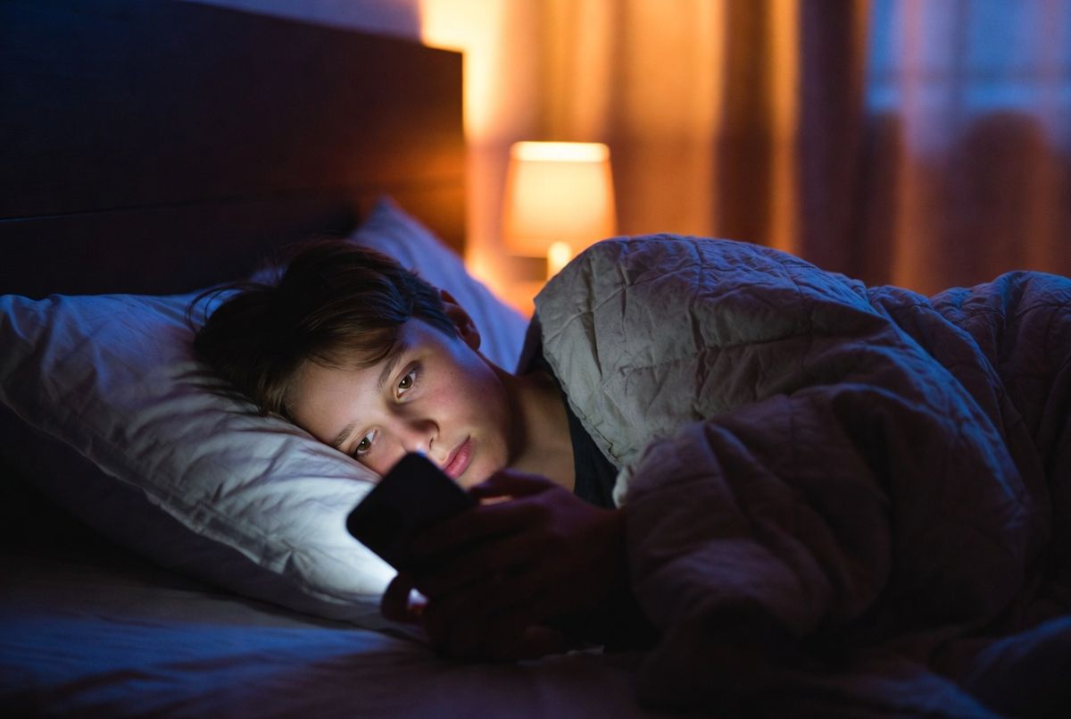 Miles de jóvenes buscan contención en algoritmos que todavía no logran reconocer señales críticas de riesgo. Miles de jóvenes buscan contención en algoritmos que todavía no logran reconocer señales críticas de riesgo.