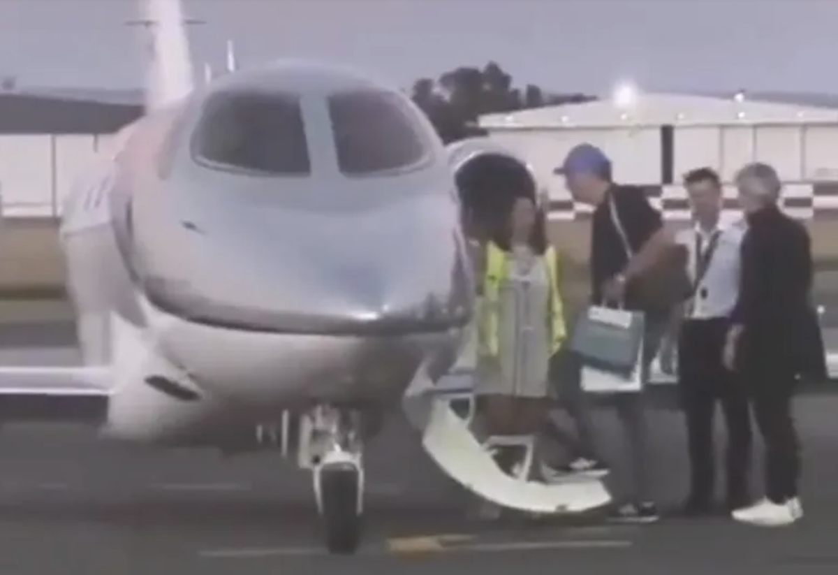 Manuel Adorni, su familia y Marcelo Grandio en el momento en el que se embarcaban hacia Punta del Este en el avión privado. Manuel Adorni, su familia y Marcelo Grandio en el momento en el que se embarcaban hacia Punta del Este en el avión privado. 