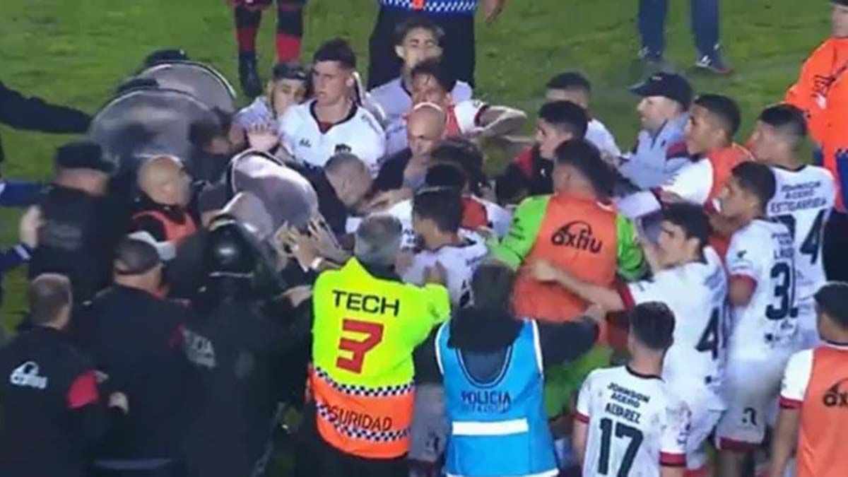 Patronato de Paraná colocó una bandera en su estadio tras el escándalo frente a Barracas Central de Claudio Chiqui Tapia con la inscripción: “Quieren bajarnos”.