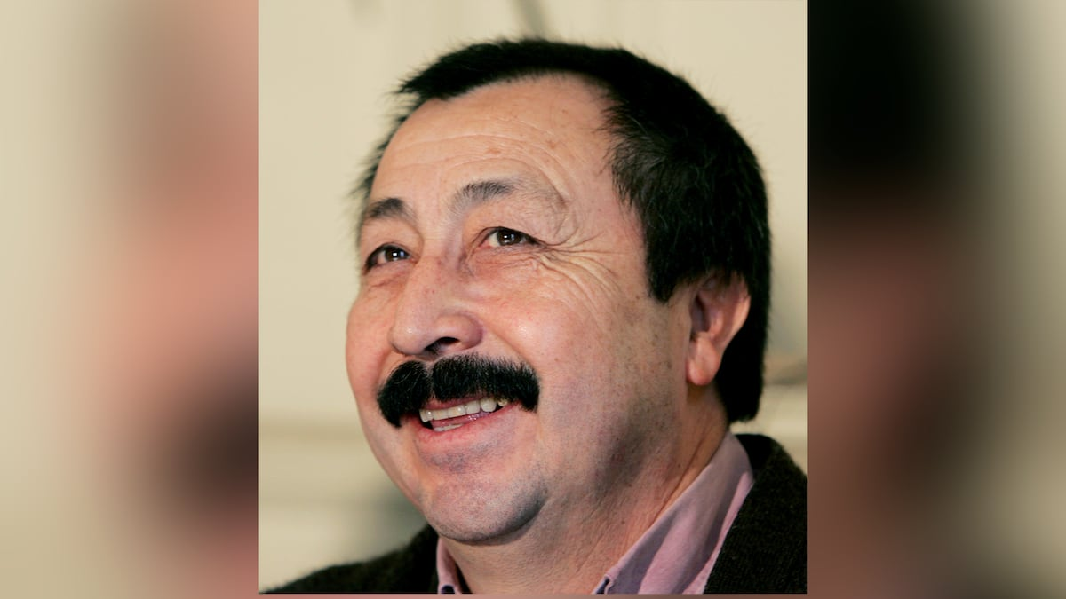 El gobierno de Javier Milei, a través del ministerio de Seguridad, ofrece una recompensa de $20 millones por información sobre Galvarino Apablaza, el ex guerrillero chileno prófugo de la Justicia, luego de un intento fallido de detención en Buenos Aires que aumentó el malestar del presidente de Chile, José Antonio Kast. | FOTO LA TERCERA El gobierno de Javier Milei, a través del ministerio de Seguridad, ofrece una recompensa de $20 millones por información sobre Galvarino Apablaza, el ex guerrillero chileno prófugo de la Justicia, luego de un intento fallido de detención en Buenos Aires que aumentó el malestar del presidente de Chile, José Antonio Kast. | FOTO LA TERCERA