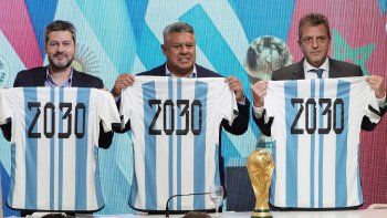 Lammens, Chiqui Tapia y Massa hablaron sobre el Mundial 2030 que tendrá partido inaugural en Argentina. Lammens, Chiqui Tapia y Massa hablaron sobre el Mundial 2030 que tendrá partido inaugural en Argentina.