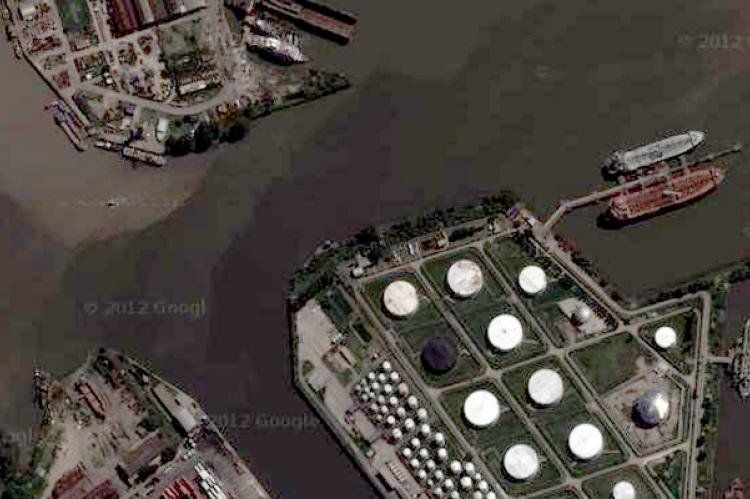 El Google Map permite ver que la isla Demarchi se encuentra a 300 metros de los tanques de petróleo en Dock Sud.