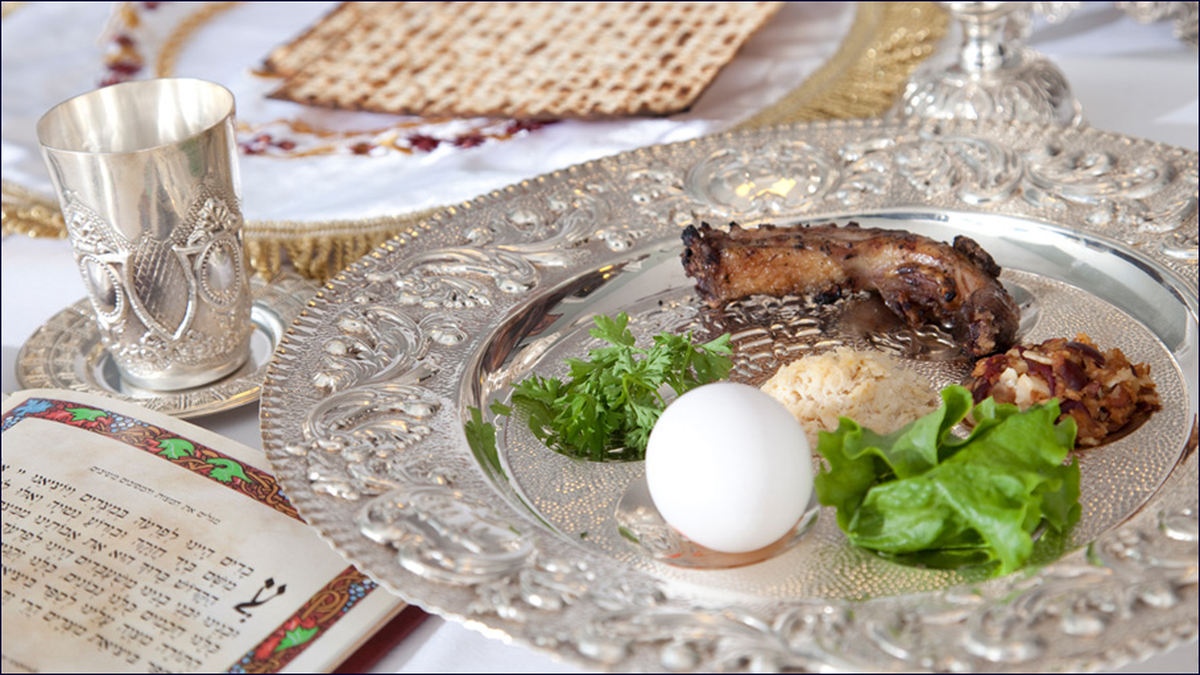 La Séder de Pésaj es una de las tradiciones más importantes de la celebración, donde se consumen alimentos muy relacionados con la historia de los judíos. La Séder de Pésaj es una de las tradiciones más importantes de la celebración, donde se consumen alimentos muy relacionados con la historia de los judíos.