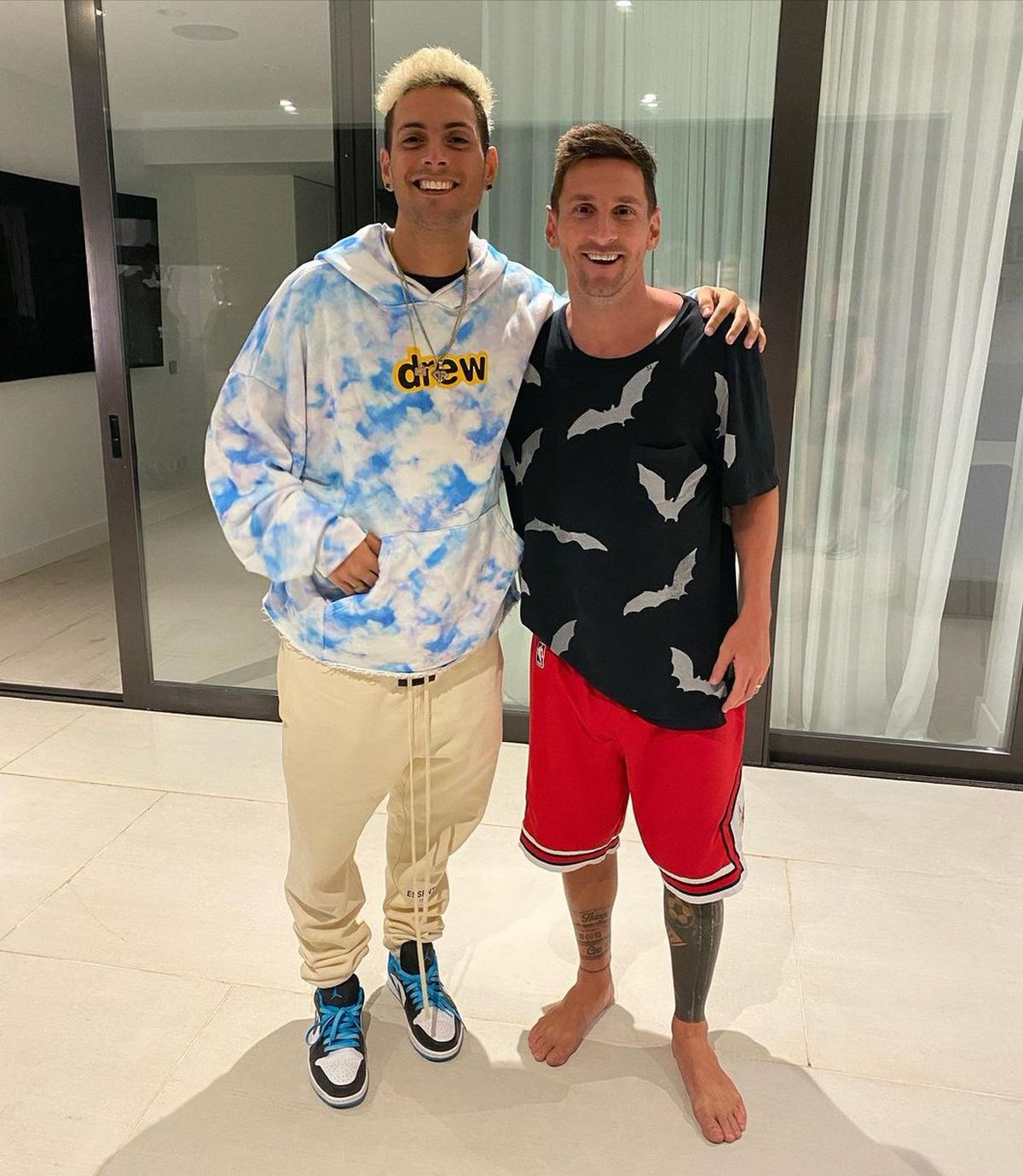 El streamer Coscu, junto a Lionel Messi.