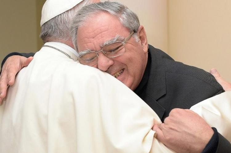Monseñor Oscar Ojea saludando al papa Francisco.