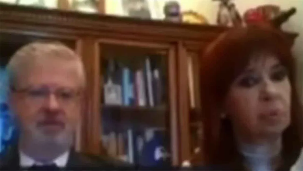 Cristina Kirchner impugnó la causa cuadernos y mencionó la adulteración de las anotaciones de Centeno, lo que confirmaron las pericias de Gendarmería Cristina Kirchner impugnó la causa cuadernos y mencionó la adulteración de las anotaciones de Centeno, lo que confirmaron las pericias de Gendarmería