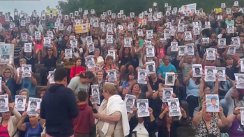 En diferentes puntos, un sinfín de personas se congregaron para acompañar a los padres de Fernando Báez Sosa a 3 años de su muerte. En diferentes puntos, un sinfín de personas se congregaron para acompañar a los padres de Fernando Báez Sosa a 3 años de su muerte.