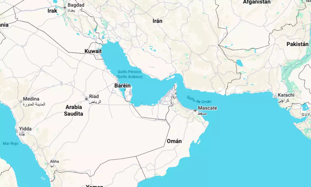 Horas después del inicio del ataque contra Irán, periodistas de AFP escucharon explosiones en ciudades como Riad, Dubái, Doha y Manama, la capital de Baréin, donde fue alcanzada una base estadounidense. Esta reacción iraní amenaza con desencadenar un conflicto aún más amplio en la región. Emiratos Árabes Unidos, donde un civil murió por la caída de restos de misiles, afirmaron que se reservaban el derecho a responder a los ataques iraníes, calificándolos de "peligrosa escalada". "Los Emiratos Árabes Unidos fueron objeto hoy de un ataque flagrante con misiles balísticos iraníes", señaló su Ministerio de Defensa. Horas después del inicio del ataque contra Irán, periodistas de AFP escucharon explosiones en ciudades como Riad, Dubái, Doha y Manama, la capital de Baréin, donde fue alcanzada una base estadounidense. Esta reacción iraní amenaza con desencadenar un conflicto aún más amplio en la región. Emiratos Árabes Unidos, donde un civil murió por la caída de restos de misiles, afirmaron que se reservaban el derecho a responder a los ataques iraníes, calificándolos de "peligrosa escalada". "Los Emiratos Árabes Unidos fueron objeto hoy de un ataque flagrante con misiles balísticos iraníes", señaló su Ministerio de Defensa.
