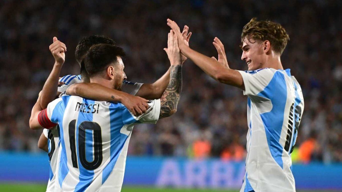Nico Paz seguirá en Como tras el acuerdo con Real Madrid, que mantiene una cláusula de recompra para no perder el control del argentino. Nico Paz seguirá en Como tras el acuerdo con Real Madrid, que mantiene una cláusula de recompra para no perder el control del argentino.