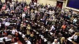 altText(Con los diputruchos presentes, comenzó el debate sobre Irán)}