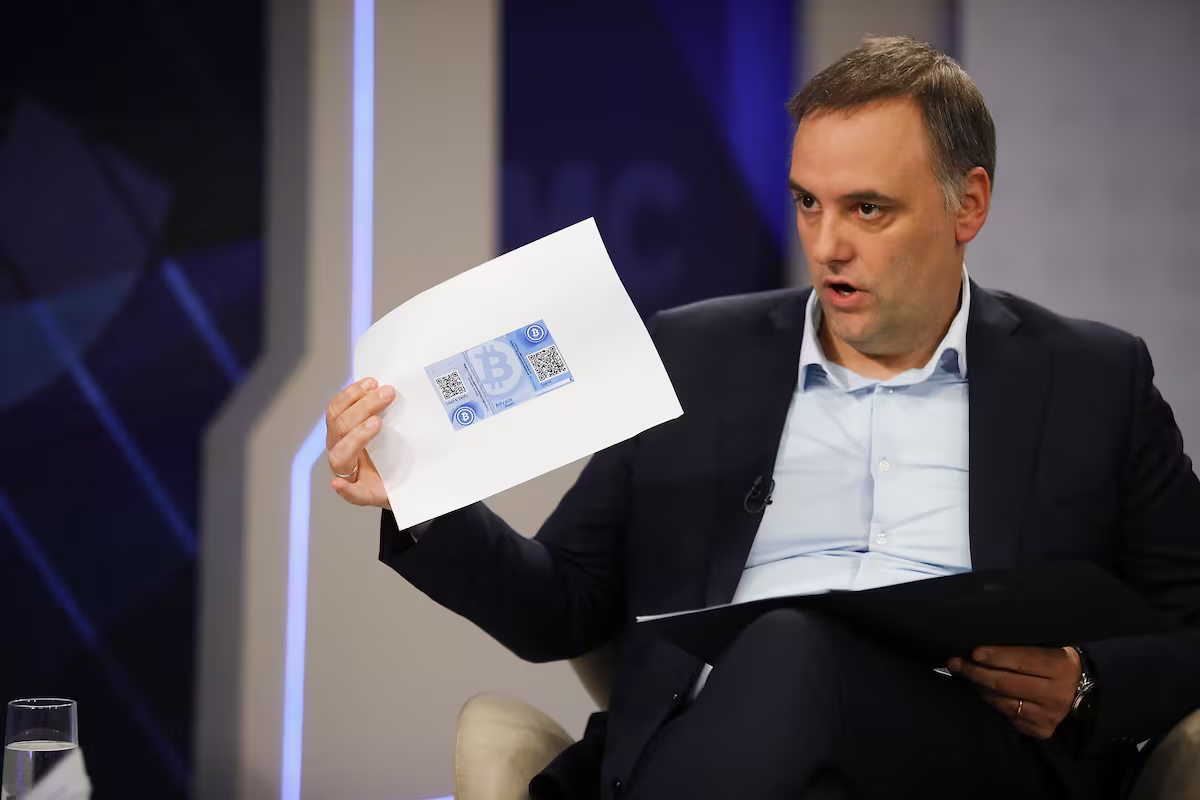 Manuel Adorni atribuyó su patrimonio a inversiones en Bitcoin, pero las diferencias con sus declaraciones anteriores (aparte de las vueltas que dio para sus operaciones inmobiliarias) siguen dejando dudas. Foto: LN+ Manuel Adorni atribuyó su patrimonio a inversiones en Bitcoin, pero las diferencias con sus declaraciones anteriores (aparte de las vueltas que dio para sus operaciones inmobiliarias) siguen dejando dudas. Foto: LN+
