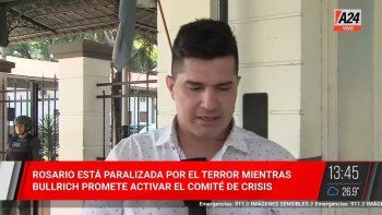 Un móvil de A24 bajo amenaza en Rosario. Un móvil de A24 bajo amenaza en Rosario.