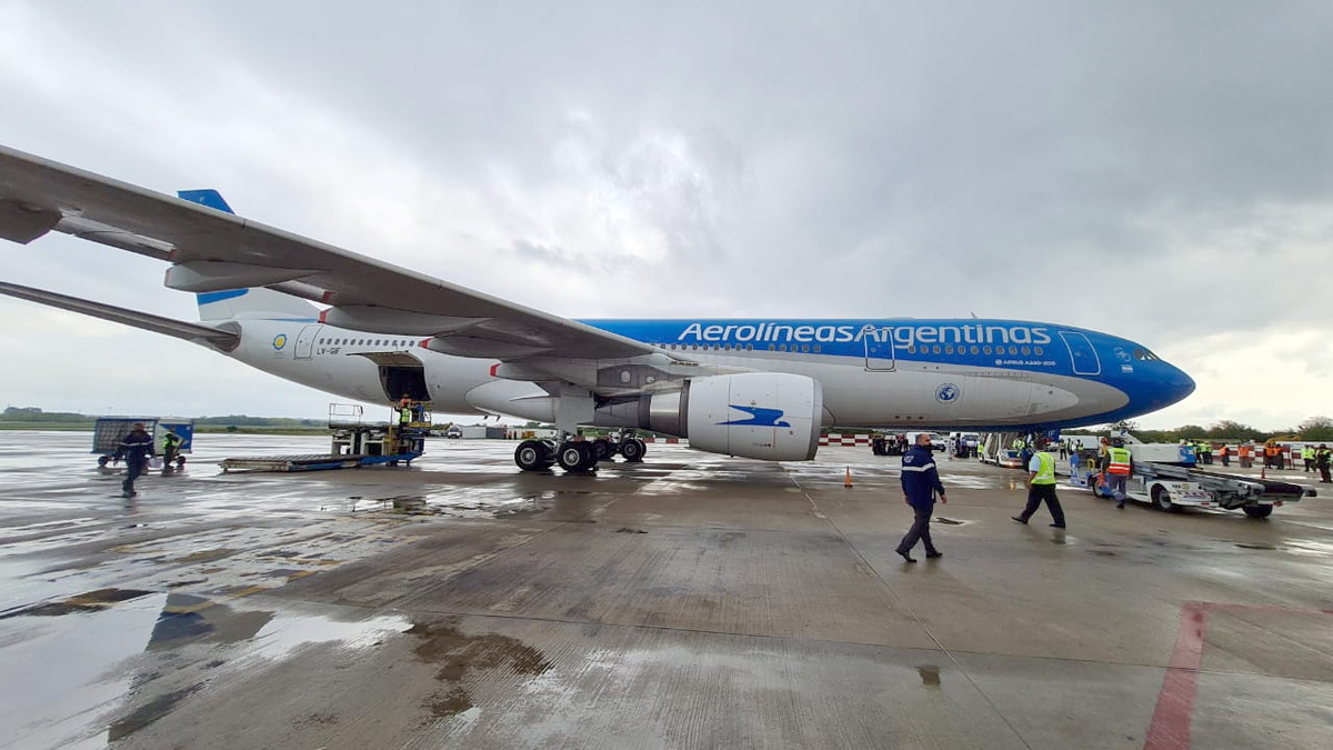 Aerolíneas Argentinas actualmente cuenta con dos vuelos desde Buenos Aires hacia Río Gallegos.