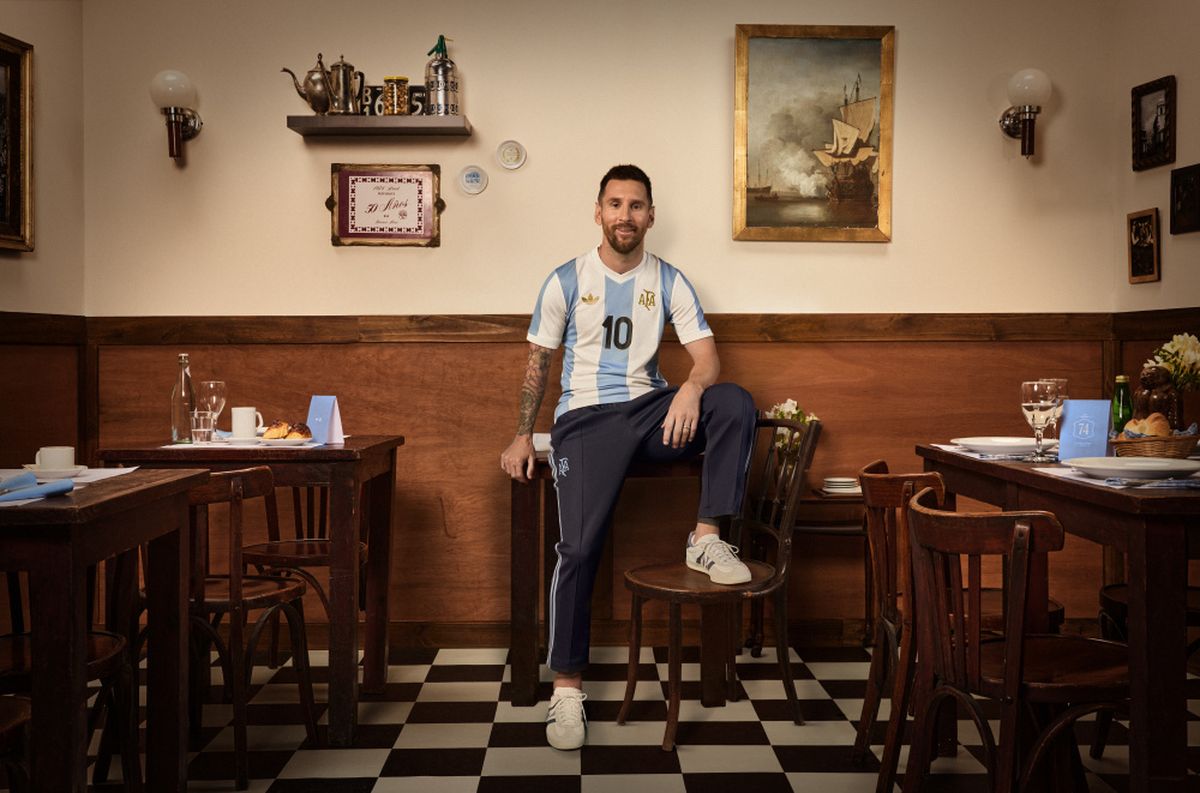 Selección Argentina, en modo retro: Lionel Messi posa con la nueva casaca