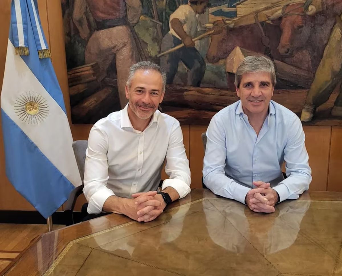Luis Caputo y el interventor César Augusto Lococo. Luis Caputo y el interventor César Augusto Lococo.
