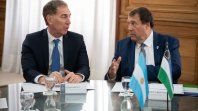 RíoNegro formalizó con el Gobierno nacional el traspaso de las rutas nacionales 22y 151, el control de dos corredores clave para Vaca Muerta. Foto: DiegoSantilli y Alberto Weretilneck.