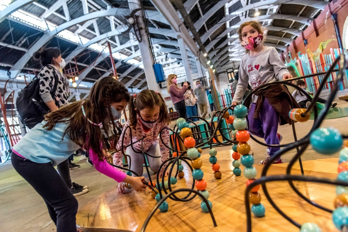 Tríptico de la Infancia en Rosario: Granja, juegos e inventos. Tríptico de la Infancia en Rosario: Granja, juegos e inventos. 