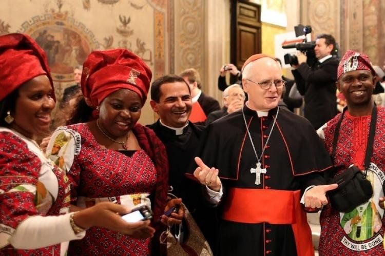 Odilo Scherer sonríe: La foto es de Bloomberg, que ya tituló: The Next Pope: For Whom Will the White Smoke Rise? (El próximo Papa: Por quién aumenta el humo blanco?).