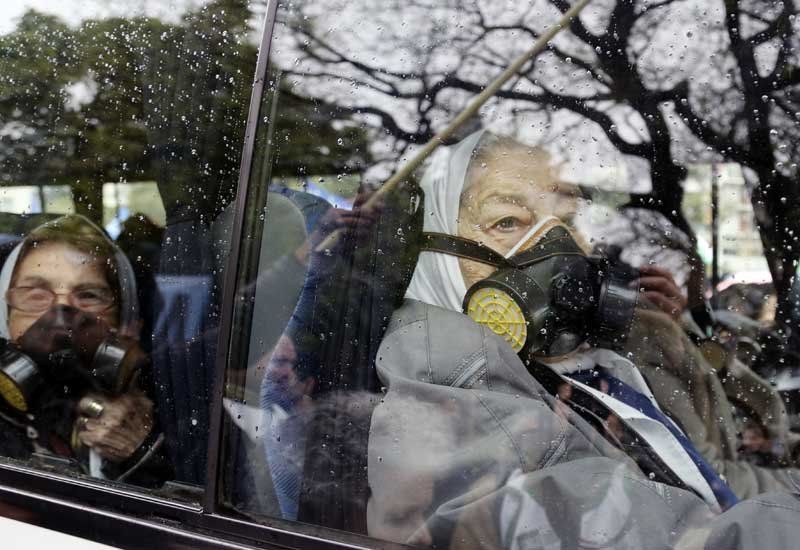 Hebe de Bonafini llegó a las inmediaciones del Congreso, ayer (24/10), con una máscara antigas (Foto NA).