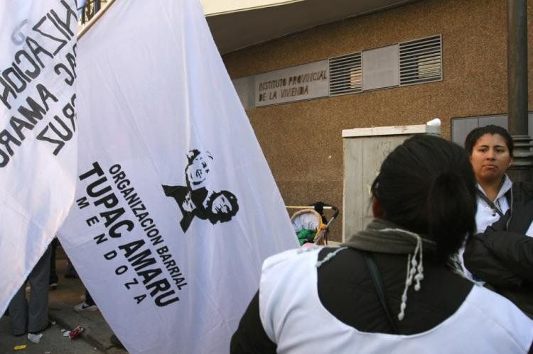 La protesta de la Tupac Amaru frente a una de las dependencias del gobierno mendocino. Foto: Cristian Lozano/Sitio Andino.