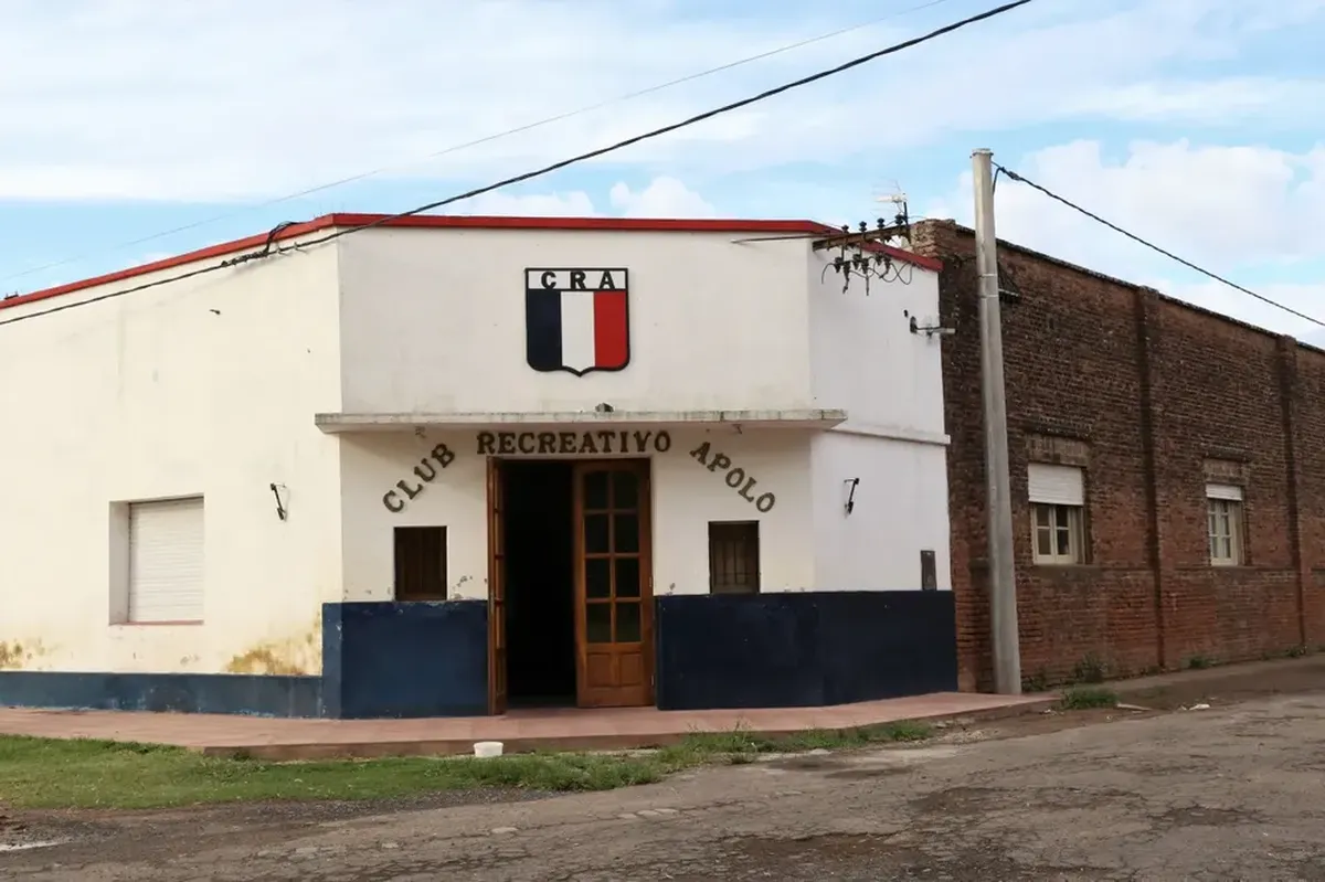 El Club Social y Deportivo Apolo, que ya cumplió 125 años y ofrece una pileta semiolímpica y uno de los restoranes más concurridos del pueblo de Azcuénaga. El Club Social y Deportivo Apolo, que ya cumplió 125 años y ofrece una pileta semiolímpica y uno de los restoranes más concurridos del pueblo de Azcuénaga.