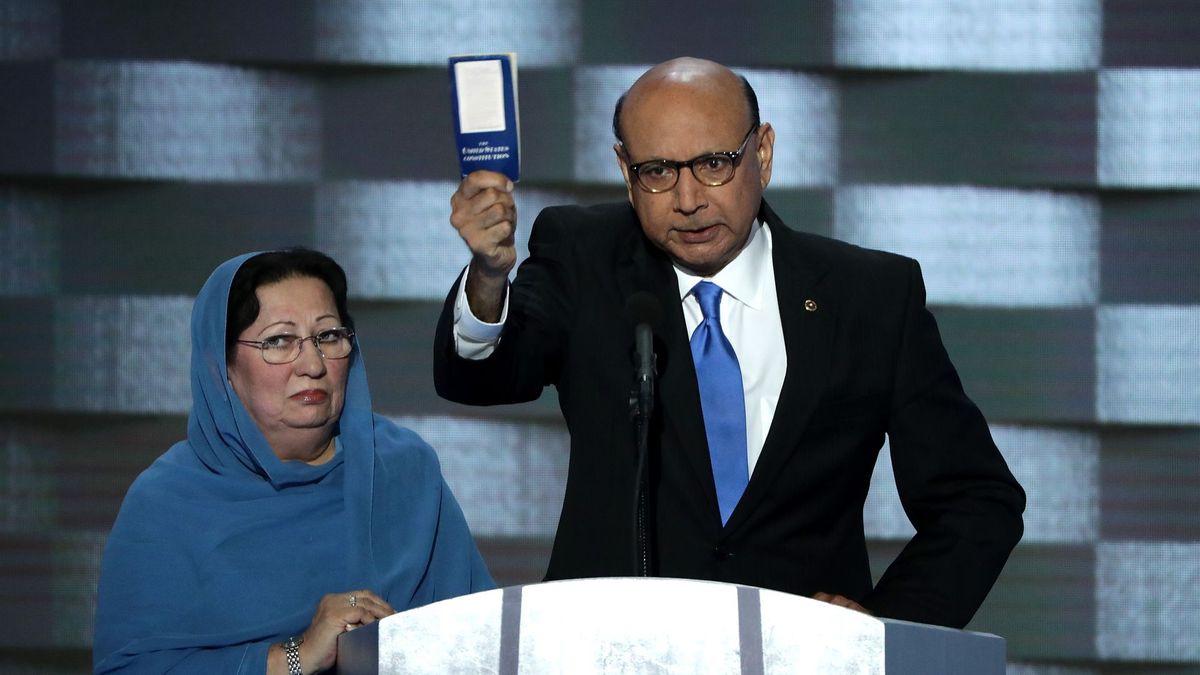 La famosa imagen de Khizr Khan desafiando a Donald Trump acerca del contexto y el alcance de la Constitución de USA.