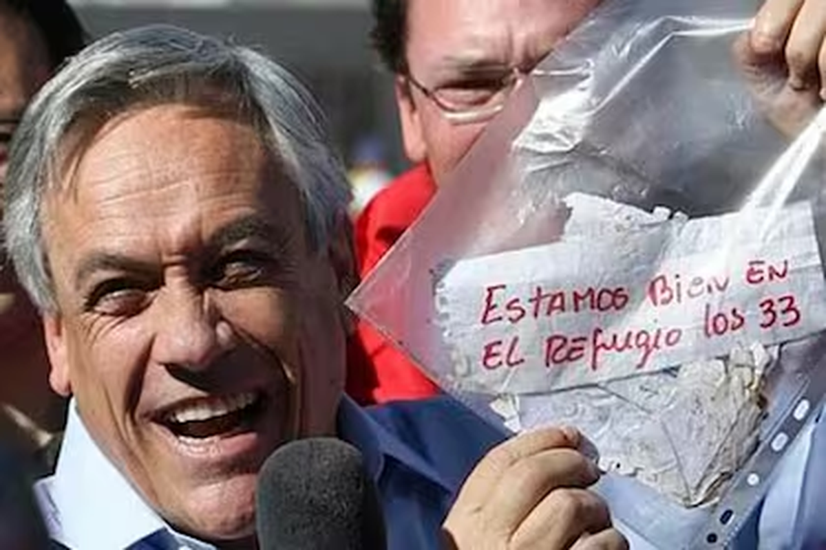 Sebastián Piñera con la nota que confirma que los mineros seguían con vida: El rescate tuvo un costo de 29 millones de dólares, de los cuales dos tercios fueron aportados por el Estado.