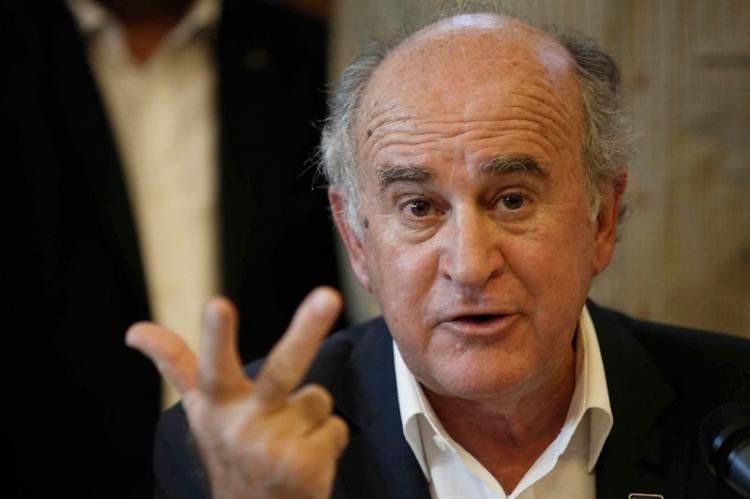 El senador respondió a las críticas de la oposición por los DNU firmados en pandemia.