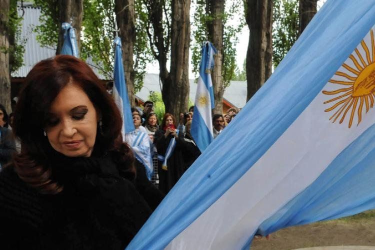 15/02/2013: Cristina Fernández durante la en la conmemoración del 136° aniversario del bautismo del Lago Argentino, en El Calafate, Santa Cruz. Foto NA