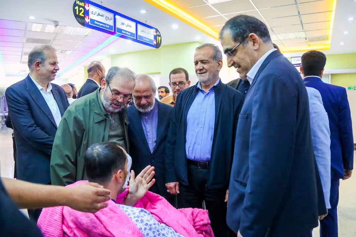 El presidente de Irán, Masoud Pezeshkian, visita a una de las víctimas heridas por las explosiones de buscapersonas en el Líbano, en un hospital de Teherán. El presidente de Irán, Masoud Pezeshkian, visita a una de las víctimas heridas por las explosiones de buscapersonas en el Líbano, en un hospital de Teherán.
