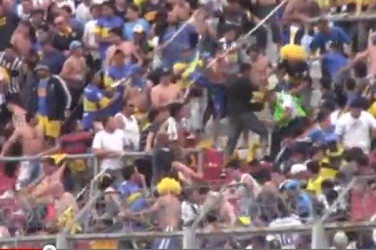 Hinchas de Boca golpean violentamente a un agente de seguridad privada (Foto: Captura de TV)