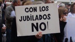 La protesta se da en el marco de un reclamo que se viene llevando adelante todos los miércoles por parte de los jubilados, quienes exigen un aumento en sus haberes y la restitución de la cobertura de medicamentos, entre otras demandas.