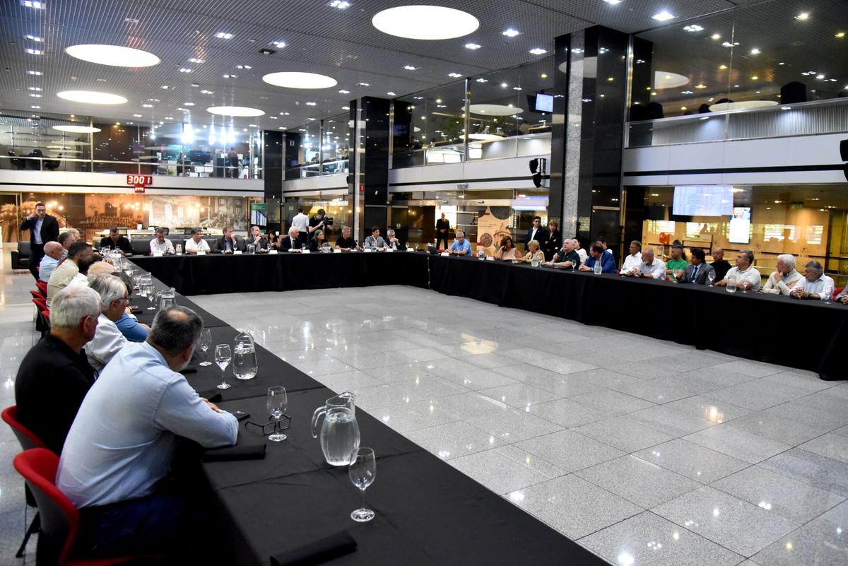 Con el objetivo de mejorar la circulación de camiones y reducir el impacto en las localidades cercanas a los puertos santafesinos, se realizó una reunión de trabajo entre funcionarios provinciales, gobiernos locales y representantes del sector privado. Con el objetivo de mejorar la circulación de camiones y reducir el impacto en las localidades cercanas a los puertos santafesinos, se realizó una reunión de trabajo entre funcionarios provinciales, gobiernos locales y representantes del sector privado.