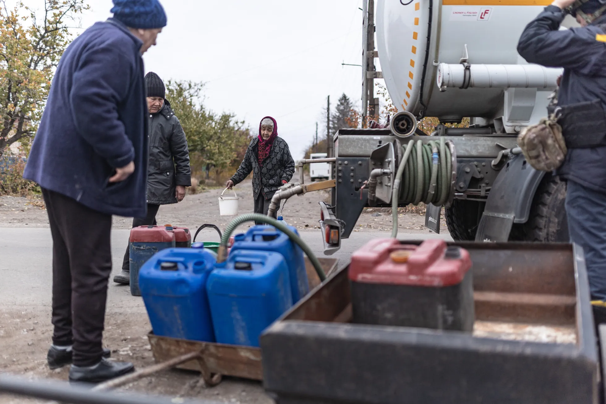 En Konstantinovka el suministro de agua corriente se ha interrumpido y sólo hay raciones que entregan camiones cisternas. En Konstantinovka el suministro de agua corriente se ha interrumpido y sólo hay raciones que entregan camiones cisternas.