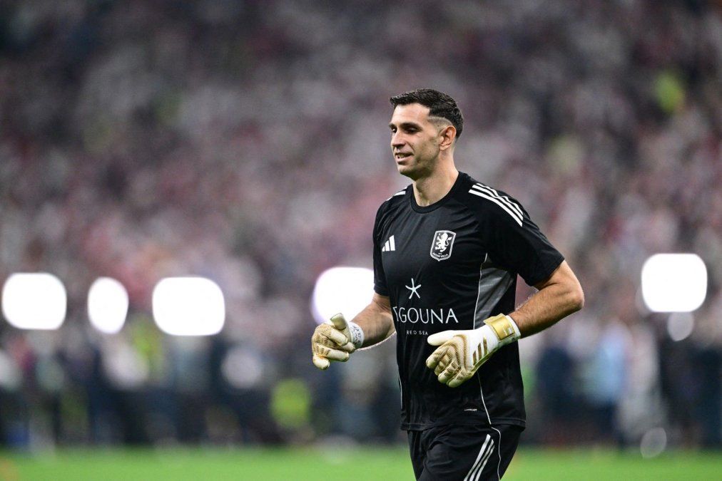 El Dibu Martínez trabaja con la mano derecha inmovilizada mientras acelera su recuperación para llegar al debut de la Selección Argentina ante Argelia.