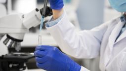 Unas bacterias ocultas en una cueva de hielo podrían ayudar a enfrentar una de las mayores amenazas de la medicina, según la ciencia / Imagen de Freepik.