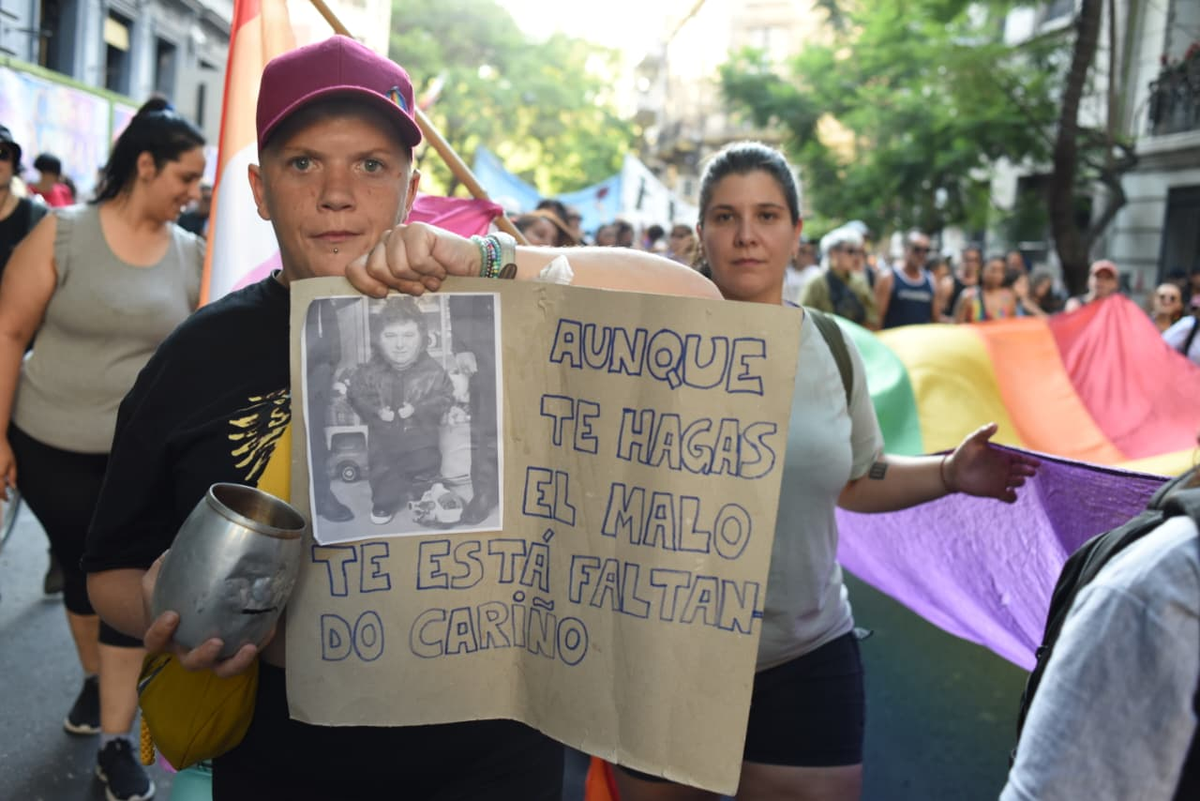La comunidad LGBTIQ+ y diversas organizaciones marcharon en repudio al autoritarismo del Presidente. La comunidad LGBTIQ+ y diversas organizaciones marcharon en repudio al autoritarismo del Presidente.