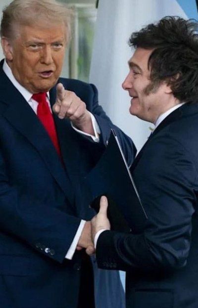 Donald Trump en caída a pique de imagen por su economía y afán de guerra: un espejo de Javier Milei
