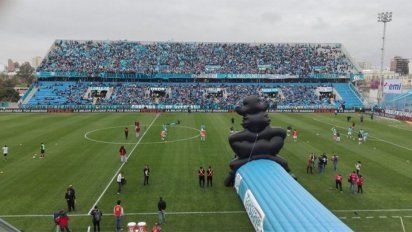 Día del padre: Afuera del estadio por deuda alimentaria