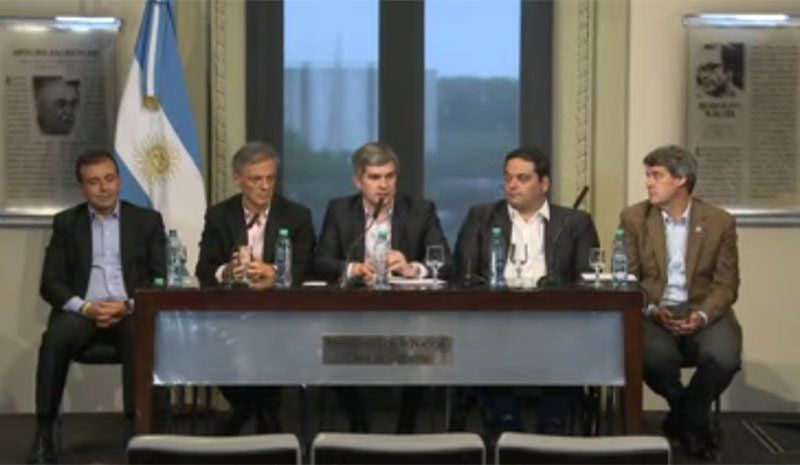 Se ha logrado firmar un acta unánime, dijo el jefe de Gabinete, Marcos Peña, quien encabezaba una conferencia de prensa junto a Mario Quintana (vicejefe de Gabinete) y los ministros Alfonso Prat-Gay (Hacienda y Finanzas), Jorge Triaca (Trabajo) y Franci