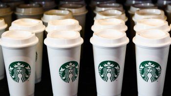 Starbucks sufre una crisis y la BBC lucha del lado de los empleados. Starbucks sufre una crisis y la BBC lucha del lado de los empleados.